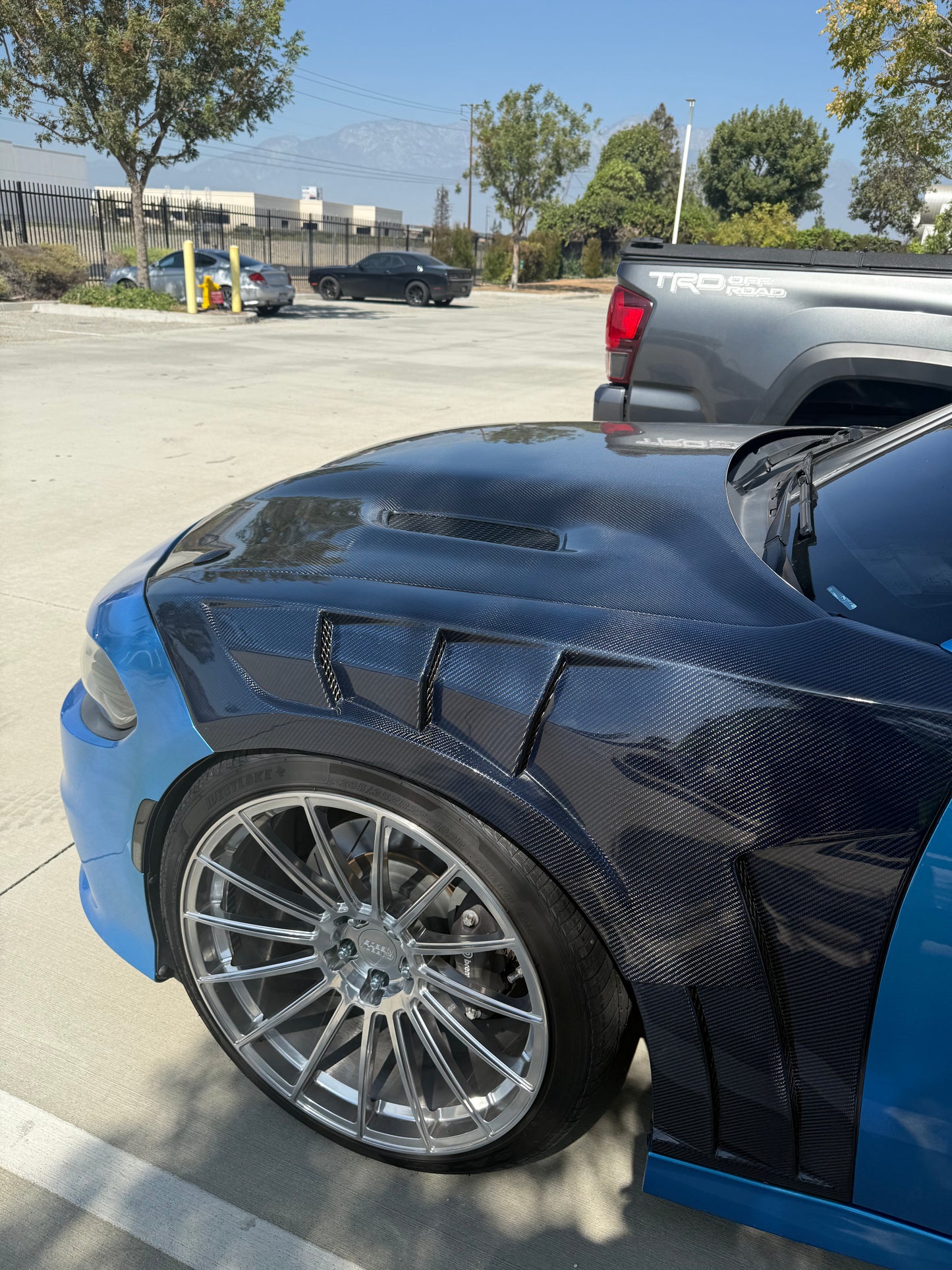 Vented Style Dodge Charger Carbon fiber Fenders (Black Carbon Fiber)